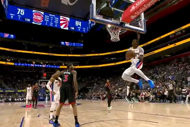 开云体育下载APP-奥萨尔飞身大拉杆上反篮打进，活塞下半场领先猛龙13分